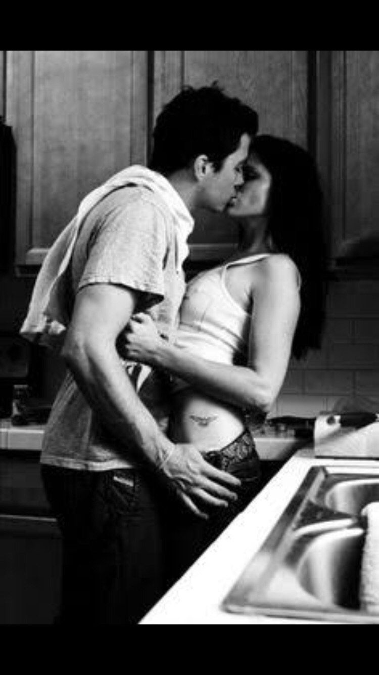 Порно Поцелуи На Кухне